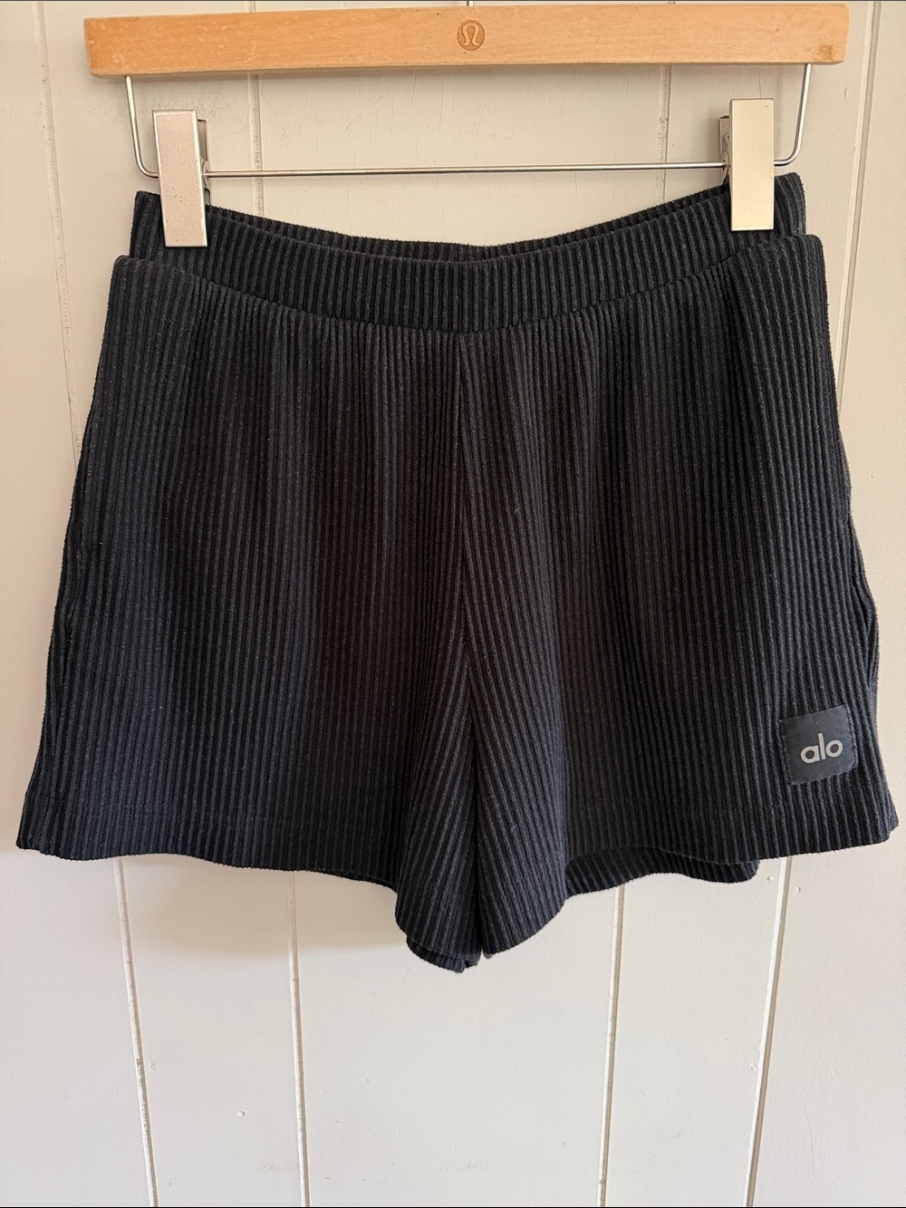 ALO Yoga Muse Black Ribbed Athletic Lounge Shorts Small Athleisure Minimalist